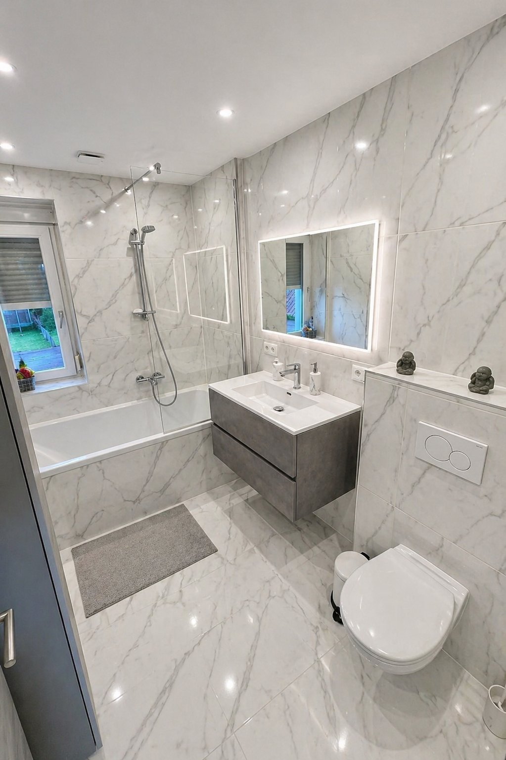 Salle de bain rénovée par LM Plomberie 69 : douche, meuble vasque et WC suspendu