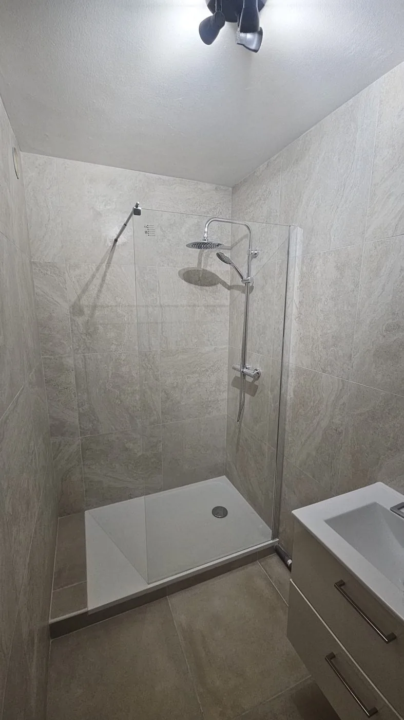 Douche à l'italienne installée par LM Plomberie 69