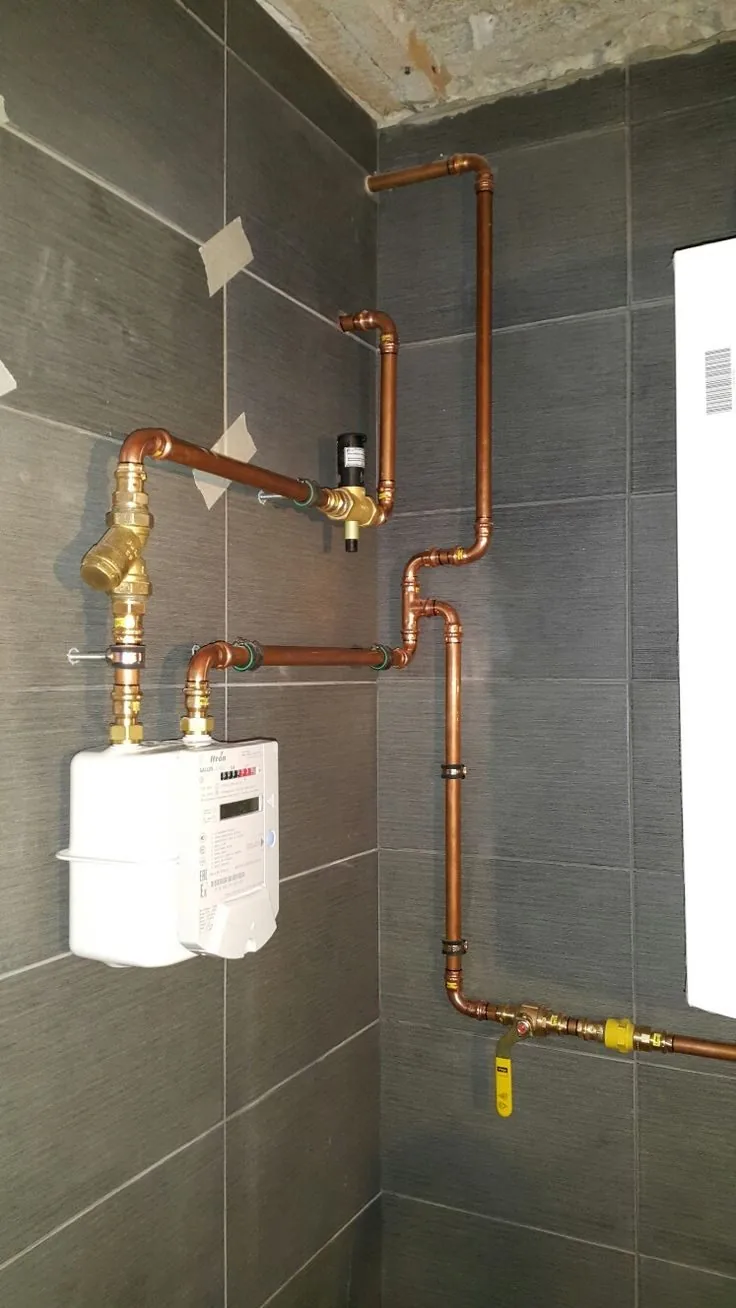 Réseau de plomberie en cuivre et compteur gaz