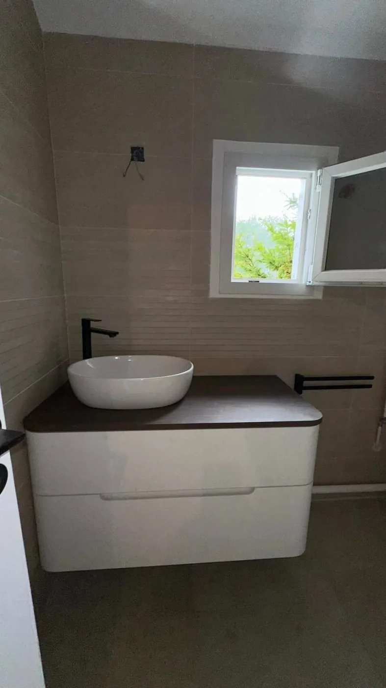 Meuble vasque et robinetterie noire